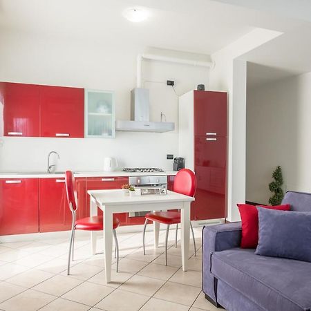 By The Lake Apartments - Centro Storico デセンツァーノ・デル・ガルダ エクステリア 写真