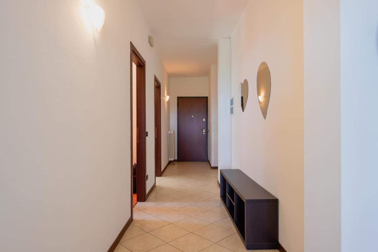 By The Lake Apartments - Centro Storico デセンツァーノ・デル・ガルダ エクステリア 写真