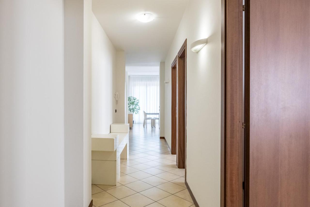 By The Lake Apartments - Centro Storico デセンツァーノ・デル・ガルダ エクステリア 写真
