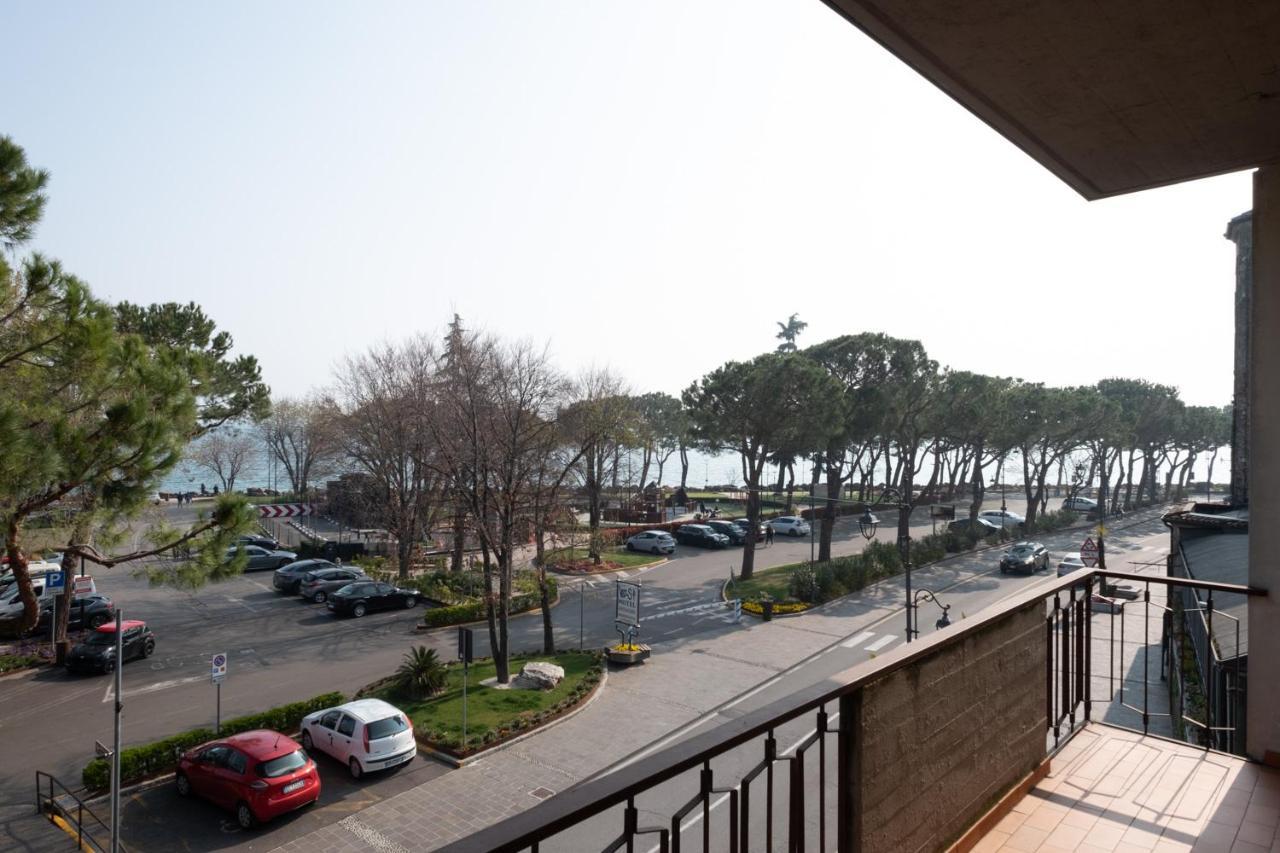 By The Lake Apartments - Centro Storico デセンツァーノ・デル・ガルダ エクステリア 写真