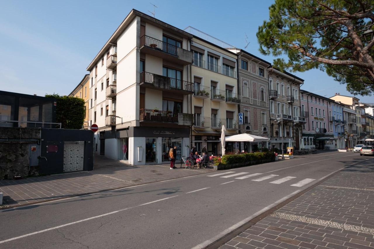 By The Lake Apartments - Centro Storico デセンツァーノ・デル・ガルダ エクステリア 写真